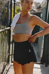 Short deportivo negro con cintura alta y corte holgado.