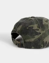 Gorra de béisbol con estampado de camuflaje en tonos verde, marrón y negro.