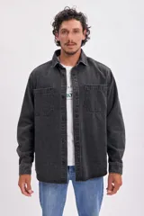 Sobrecamisa de jean color negro con dos bolsillos frontales con solapa.
