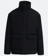 Campera puffer negra para hombre, con cuello alto, cierre frontal con botones a presión, bolsillos laterales y corte holgado. Fabricada en poliéster y poliamida.
