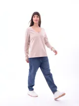 Remera de manga larga color beige con escote en V.