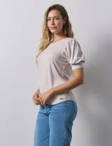 Remera blanca de modal con cuello redondo y mangas cortas abullonadas con puño.
