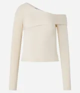 Blusa ajustada de punto con textura acanalada, color crema, con manga larga y escote asimétrico con un hombro descubierto.