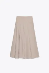 Falda midi color beige de tejido fluido, con tiro medio, cremallera lateral oculta y forro interior combinado.