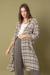 Camisa larga con estampado de cuadros en tonos tierra, de manga larga y corte asimétrico.