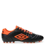 Championes de fútbol Umbro Touch AT negros con detalles en naranja, con cordones y tapones en la suela.