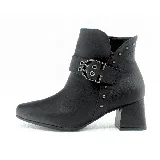 Bota corta negra de cuero sintético con punta fina y taco cuadrado. Presenta una correa con hebilla metálica y apliques de tachas pequeñas.
