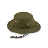 Sombrero tipo bucket color verde oliva con ala mediana y ajuste elástico en la corona. Tiene tira ajustable con tanca y logo bordado en blanco.