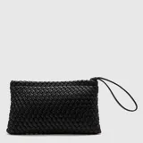 Clutch plateado tejido con asa de mano.