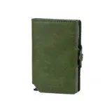Billetera compacta de cuero genuino color verde con sistema de caja de aluminio para tarjetas con mecanismo de deslizamiento. Incluye clip para billetes y espacio adicional para documentos. Posee protección RFID.