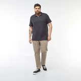 Remera polo de piqué color gris oscuro, de manga corta y cuello clásico con abertura en V.
