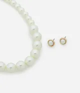 Conjunto de collar corto de perlas artificiales de tamaño gradual y aros tipo botón con perlas artificiales y baño light gold.