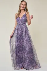 Vestido largo de organza con estampado floral en tonos lila, escote en V y tirantes finos.
