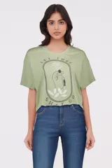 Remera cropped de algodón color verde, con estampado gráfico de flores.