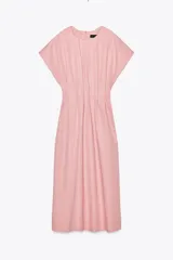 Vestido midi color rosa, de cuello redondo y manga corta caída. Presenta detalle de pliegues en la cintura y cierre en la espalda con abertura y botón.