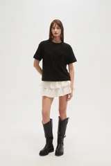 Remera negra de algodón con apliques de moños bordados en el frente, corte ancho y cuello redondo.