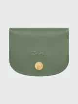 Tarjetero Longchamp Épure Timeless color verde oliva con cierre de broche a presión dorado y logo de la marca grabado.