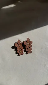 Par de aros colgantes con forma de flores amarillas.