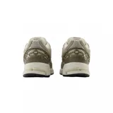 Championes New Balance modelo 1906R, color beige y marrón, con malla transpirable y detalles sintéticos. Presentan entresuela con tecnología N-ergy y logo 'N' lateral en negro con borde crema.