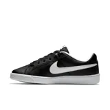 Championes urbanos Nike Court Royale, color negro con detalles en blanco, de cuero sintético.