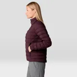 Campera negra con capucha, de plumas, con cierre frontal y bolsillos laterales con cierre.