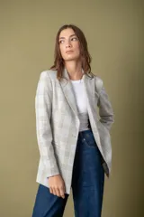 Blazer gris claro con estampado a cuadros en tonos beige, con solapas de muesca, cierre frontal con un botón y corte recto.