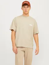 Camiseta de manga corta color beige con cuello redondo y logo estampado en el pecho.