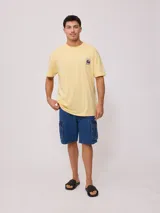 Remera color crudo de algodón con estampa en la espalda con motivos playeros y la frase "Surf Island Rusty Go".