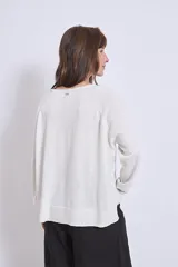 Sweater marrón de punto con cuello redondo y mangas largas.