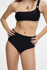 Colaless negra texturada de tiro alto.