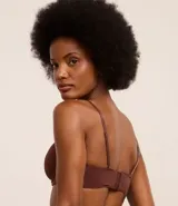 Soutien strapless color marrón, con copa hueca estructurada y tirantes finos extraíbles ajustables.