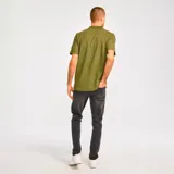 Remera tipo polo color verde oliva, de piqué, con logo bordado en el pecho y mangas cortas.