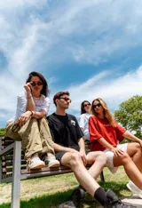 Remera roja de corte clásico con la frase "LA RESPUESTA ERES TÚ" estampada en el frente.