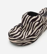 Sandalia ojota flatform con plataforma mediana y estampado animal print de zebra.