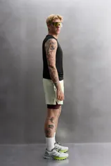 Musculosa deportiva blanca de tejido ligero y elástico con zonas perforadas para mayor transpirabilidad.