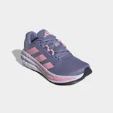 Championes Adidas Questar 3 de running color lila con detalles en rosa y suela blanca.