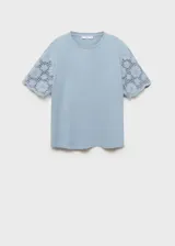 Remera celeste de algodón con mangas cortas de crochet.