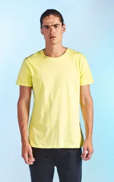 Remera color lima de algodón pima, corte regular, cuello redondo y doble costura al tono.