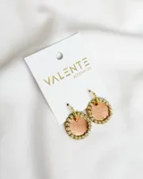 Aros colgantes con gancho dorado y dije circular con centro color salmón brillante y borde con strass.