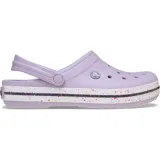 Zueco Crocs Crocband™ Speckled Band color lavanda con suela blanca con motas de colores.