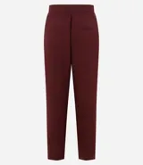 Pantalón de vestir femenino, color bordó, de corte recto y tiro alto, confeccionado en tejido de poliéster y viscosa. Presenta bolsillos tipo cuchillo.