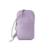 Bandolera mini color lila de símil cuero con cierre superior y correa regulable. Tiene un bolsillo externo con botón y un compartimento interno forrado en tela de algodón y poliéster. Presenta el logo 'XL Extra Large' grabado en el frente.