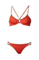 Bikini de dos piezas con estampado de hojas tropicales en tonos naranja y rojo. El corpiño es tipo top con breteles finos cruzados en la espalda. La bombacha es de corte clásico con tiras laterales dobles.