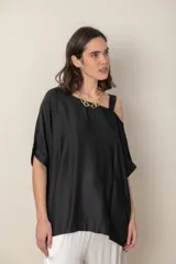 Blusa italiana gris de viscosa, lisa, con corte irregular y un hombro descubierto. De calce holgado.