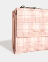 Billetera de cuerina color rosa con estampado escocés, solapa con broche y tag metálico.