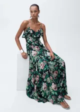 Vestido largo de gasa con estampado floral, tirantes finos ajustables, escote en pico y volantes en el cuello y en el bajo.