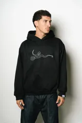 Hoodie negro oversize de algodón con logo bordado en blanco.