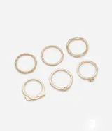 Set de seis anillos dorados con diferentes diseños: trenzado, liso, ondulado, con detalle de nudo, con strass y con forma geométrica.