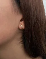 Aros dorados con forma de media luna con incrustaciones de circonitas blancas.