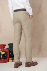 Pantalón de vestir para hombre, color beige claro, de corte slim fit y tejido de lino.